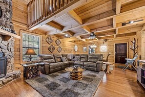 Fernseher, Kamin, DVD-Player, Tischfußball