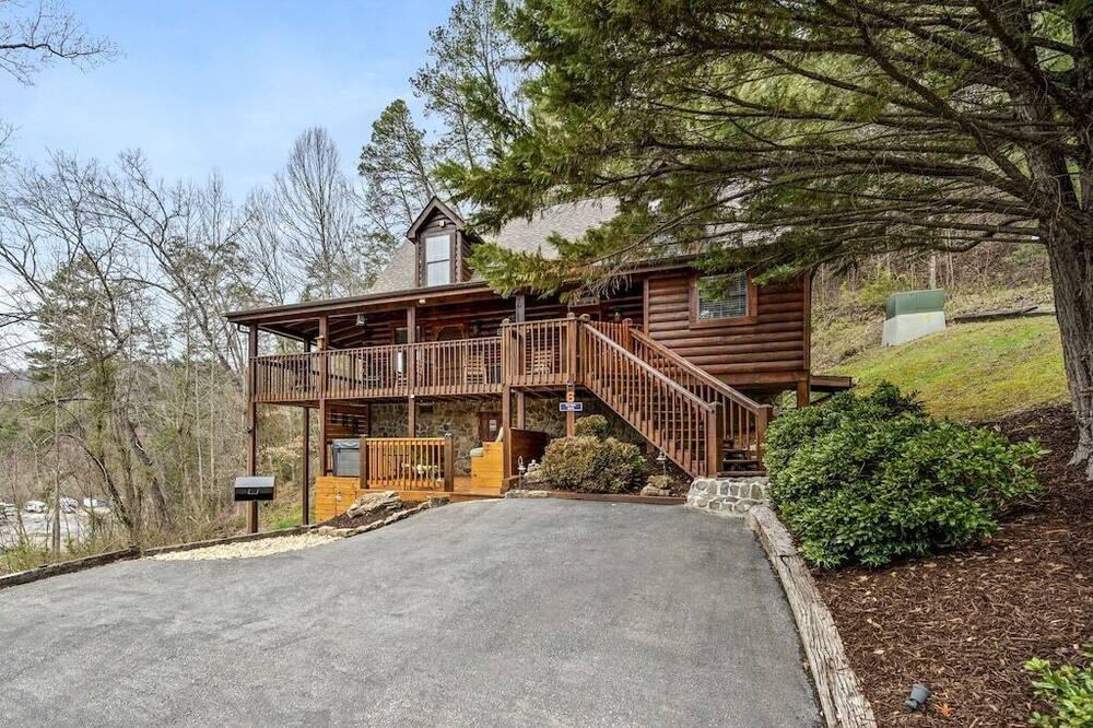 Charming 4BD w\/ HOT TUB + Game Room + VIEWS!
