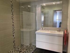 Dusche, Handtücher, Seife, Toilettenpapier