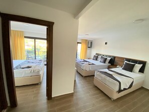 Familienzimmer, 2 Schlafzimmer, Poolblick | Individuell dekoriert, laptopgeeigneter Arbeitsplatz, kostenloses WLAN