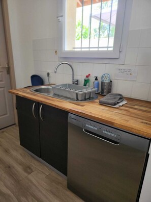 Fridge, microwave, oven, stovetop - House 10 people (Villemoirieu)