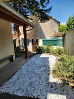 Property grounds - House 10 people (Villemoirieu)