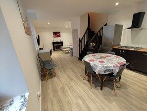 Dining - House 10 people (Villemoirieu)