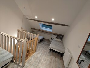 3 bedrooms, desk, iron/ironing board, travel cot - House 10 people (Villemoirieu)