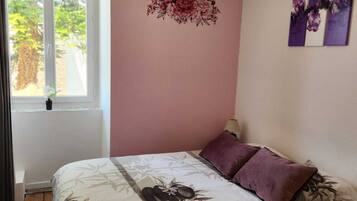 3 slaapkamers, een bureau, een strijkplank/strijkijzer, reisbedje