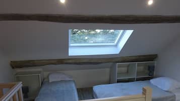 3 bedrooms, desk, iron/ironing board, travel crib
