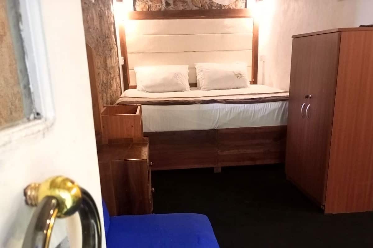 Premium Twin Room | Iron/ironing board (on request), WiFi (free)