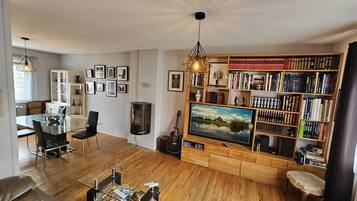 Smart TV, fireplace, video games, books