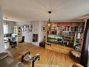 Älytelevisio, takka, videopelejä, kirjoja