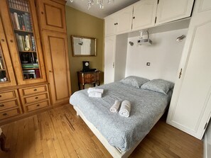 3 dormitoris, planxa i posts de planxar i un bressol de viatge 