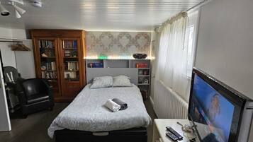 3 bedrooms, iron/ironing board, travel cot, free WiFi