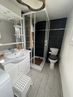 Douche, sĂšche-cheveux, serviettes fournies, savon