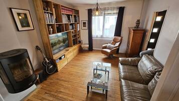 Smart TV, fireplace, video games, books