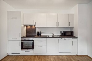 ثلاجة، فرن، موقد طهي مسطح، غسالة أطباق