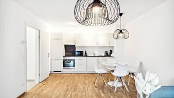 Fridge, oven, stovetop, coffee/tea maker