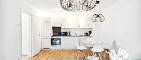 冷蔵庫、オーブン、コンロ、コーヒー / ティーメーカー