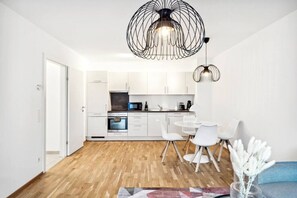 Fridge, oven, stovetop, coffee/tea maker - Classic Design Apart in Erlachplatz (Vienna)