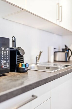 冷蔵庫、オーブン、コンロ、コーヒー / ティーメーカー