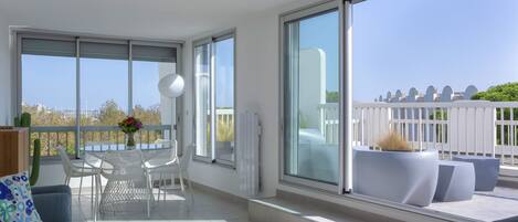 Televisor intel·ligent, reproductor de DVD i llibres