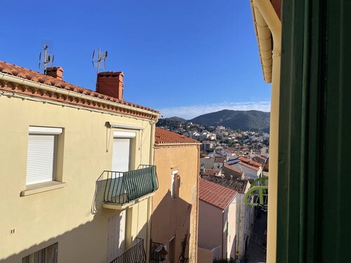 Cozy 2-BR Apartment Near Beach & Shops, Balcony, TV, Washer, Pet-Friendly
