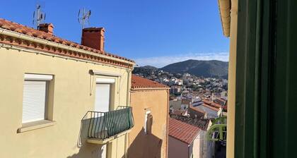 Cozy 2-BR Apartment Near Beach & Shops, Balcony, TV, Washer, Pet-Friendly