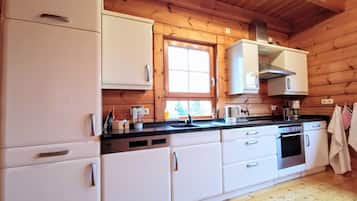 Een koelkast, een oven, een kookplaat, een vaatwasser