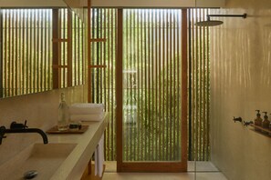 Chambre Deluxe, 2 chambres, vue sur la plage, en face de la plage | Salle de bain | Douche, séchoir à cheveux, serviettes fournies, savon