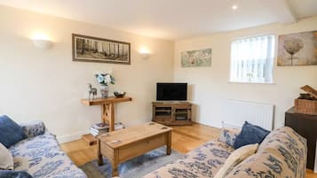 Classic Cottage | Living area | 37-inch flat-screen TV with digital channels, TV, streaming services