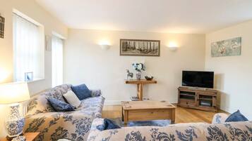 Classic Cottage | Living area | 37-inch flat-screen TV with digital channels, TV, streaming services