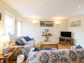 Classic Cottage | Living area | 37-inch flat-screen TV with digital channels, TV, streaming services