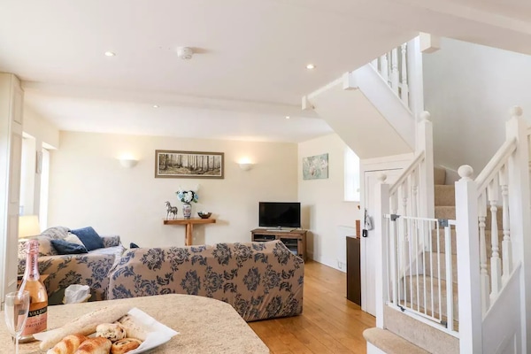 Casa de campo clássica | Área de estar | TV de tela plana 37 polegadas com canais digitais, TV