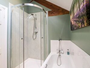 Classic-Ferienhaus | Badezimmer | Badewanne und Dusche (separat), Haartrockner, Handtücher, Seife