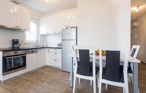 Kjøleskap, ovn, kokeplater og oppvaskmaskin