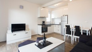 A modern apartment with a living room, dining area, and kitchen. - 2 bedroom stunning apartment in Makarska (Makarska)