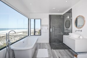 Luxury House | Bathroom | Towels