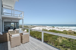 Outdoor dining - Sandbanks Villa (Yzerfontein)