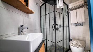 Shower, rainfall showerhead, free toiletries, hair dryer
