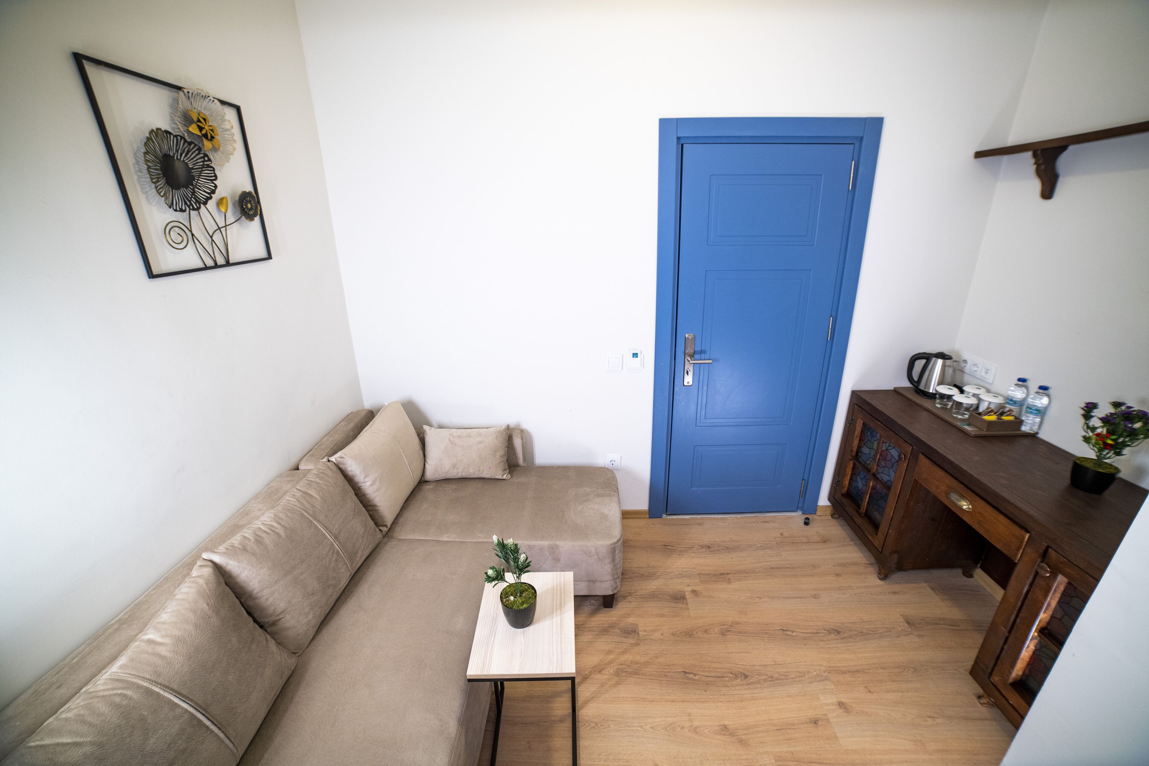 Suite senior, 1 cama Queen size | Área de sala de estar | Televisión LCD de 43 pulgadas con canales vía satélite 