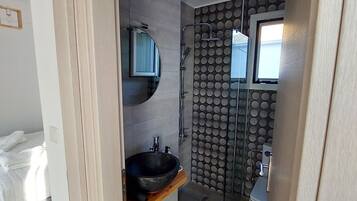 Familie maisonnette | Badkamer | Gratis toiletartikelen, een haardroger, handdoeken, toiletpapier