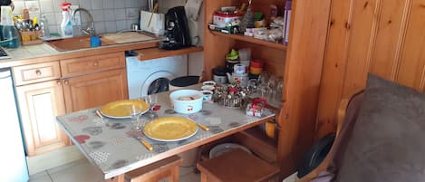 Fridge, oven, stovetop, coffee/tea maker
