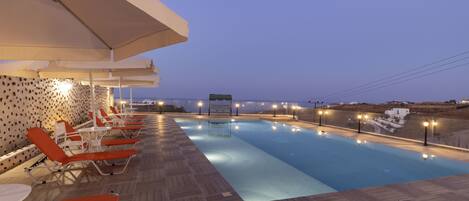 Una piscina al aire libre de temporada