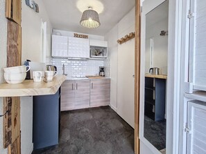 Kühlschrank, Mikrowelle, Wasserkocher mit Kaffee-/Teezubehör, Toaster