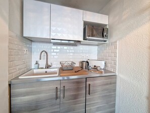 Kylskåp, mikrovågsugn, kaffe- och tebryggare och brödrost