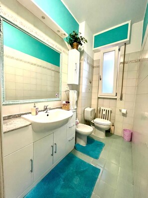 Shower, hair dryer, bidet, towels - Florence House Mariangela (Firenze)
