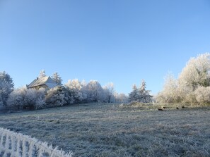 Property grounds - Gîte de la Maison-forte de la Mûre / BIOL-le-Haut (Biol)