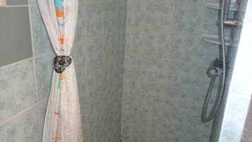 Regadera, secadora de cabello, jabón, papel de baño