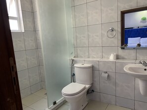 Douche, serviettes fournies, savon