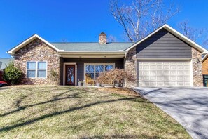 Exterior - Saddleback Retreat by Beyond Expectations: 4BR Cabin w/ Hot Tub & Screened Porch (Sevierville)