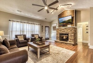 Smart TV, fireplace - Saddleback Retreat by Beyond Expectations: 4BR Cabin w/ Hot Tub & Screened Porch (Sevierville)