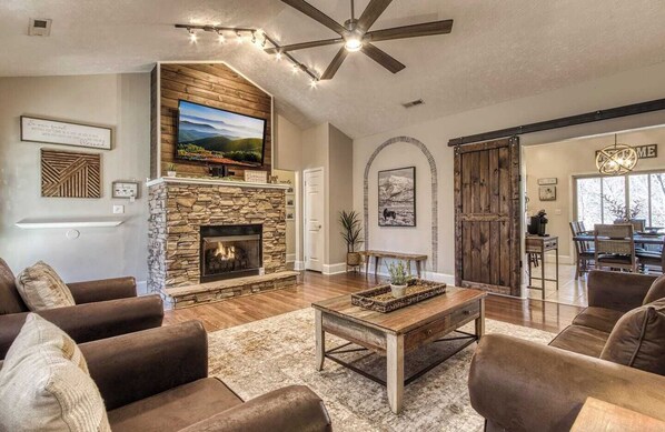 Smart TV, fireplace - Saddleback Retreat by Beyond Expectations: 4BR Cabin w/ Hot Tub & Screened Porch (Sevierville)